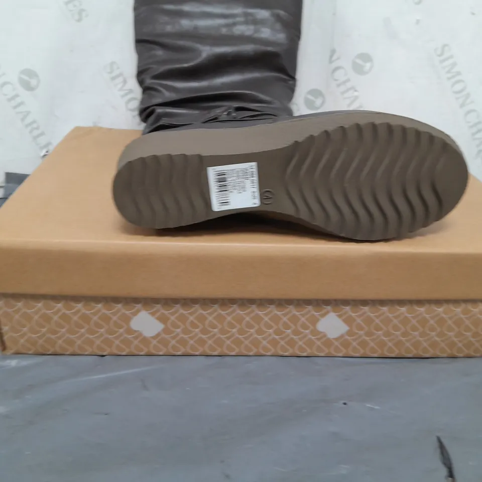 BOX OF APPROXIMATELY 8 PAIRS OF BARRATTS STRAP AND ROUCHE WEDGE HIGH BOOTS SIZE 4