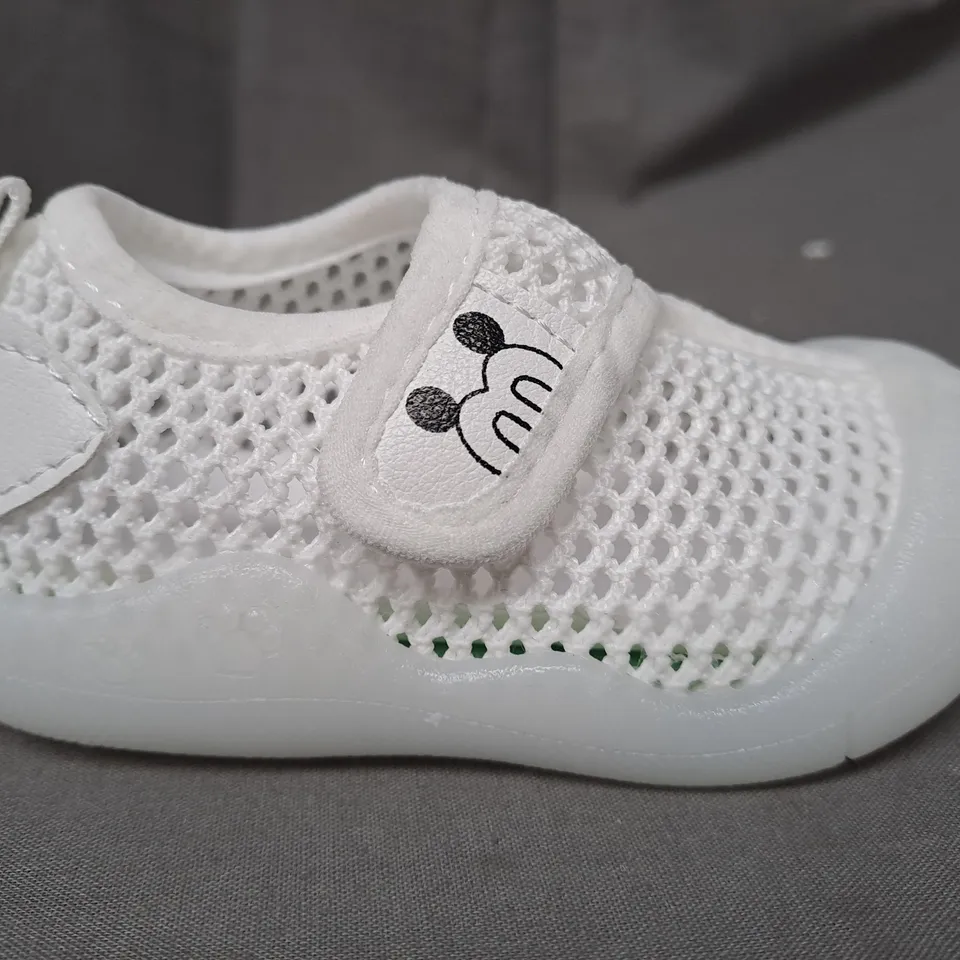 BOXED PAIR OF DESIGNER BABY WALKING SHOES IN WHITE SIZE 17