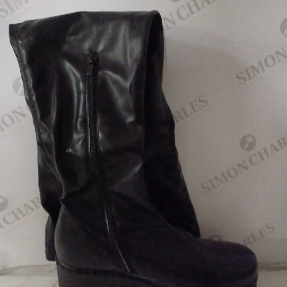 PAIR OF KOI WOMEN'S THE BALANCED UNIFLEX THIGH HIGH BOOTS SIZE 6