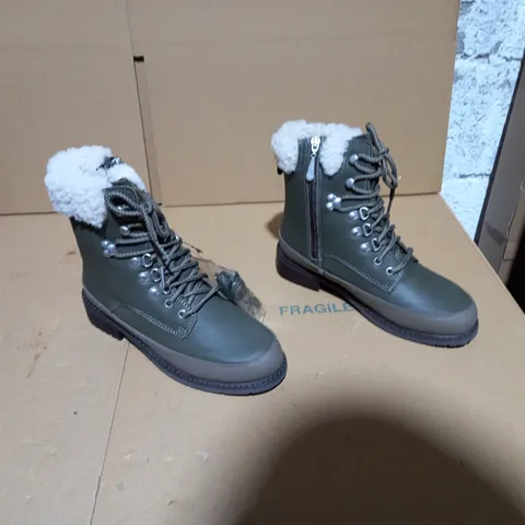 EMU AUSTRALIA OKAB DARK OLIVE BOOT SIZE 5 