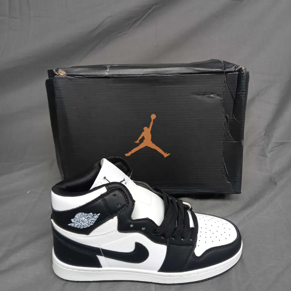 BOXED PAIR OF AIR JORDAN 1 HIGH BLACK/WHITE SIZE UK 5.5