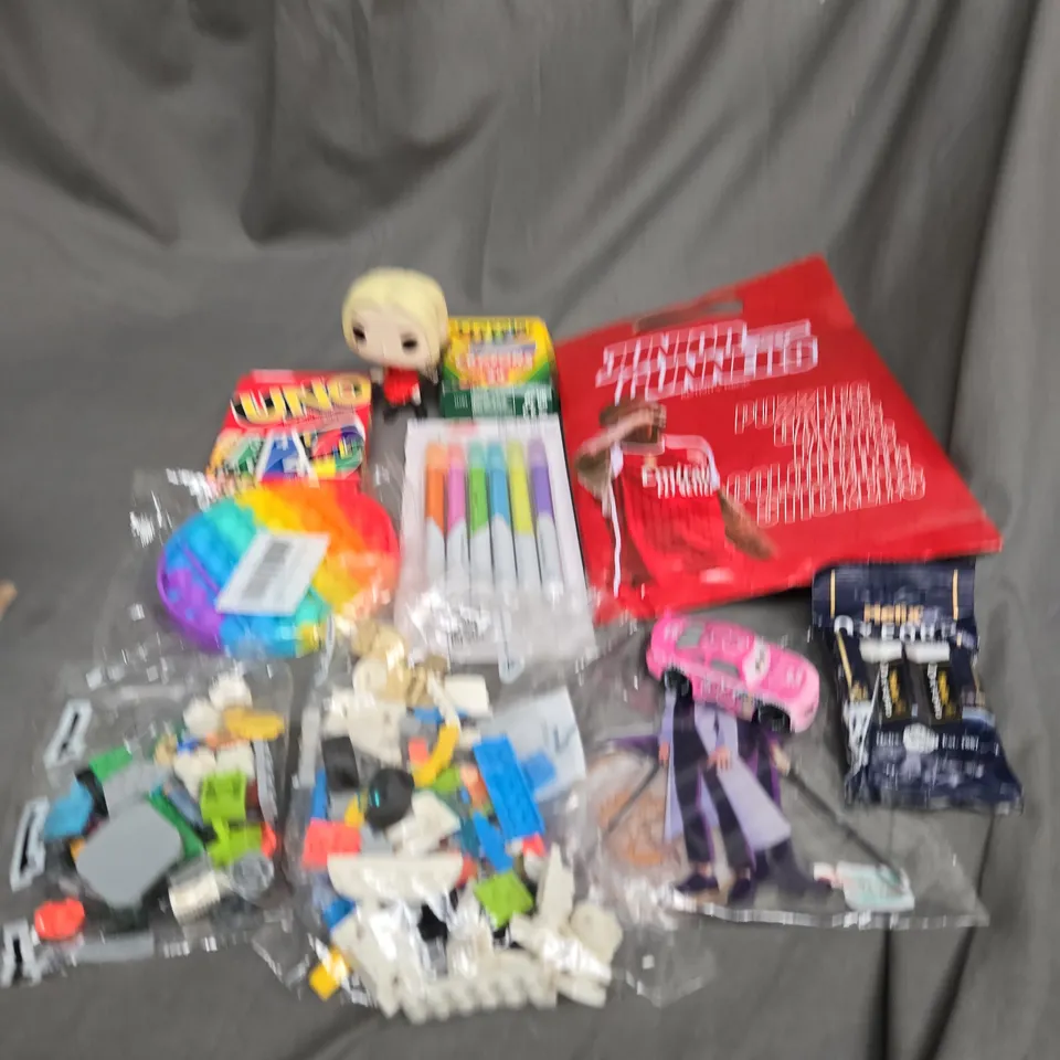 APPROXIMATELY 10 ASSORTED TOYS AND GAMES TO INCLUDE LEGO, UNO AND PENS