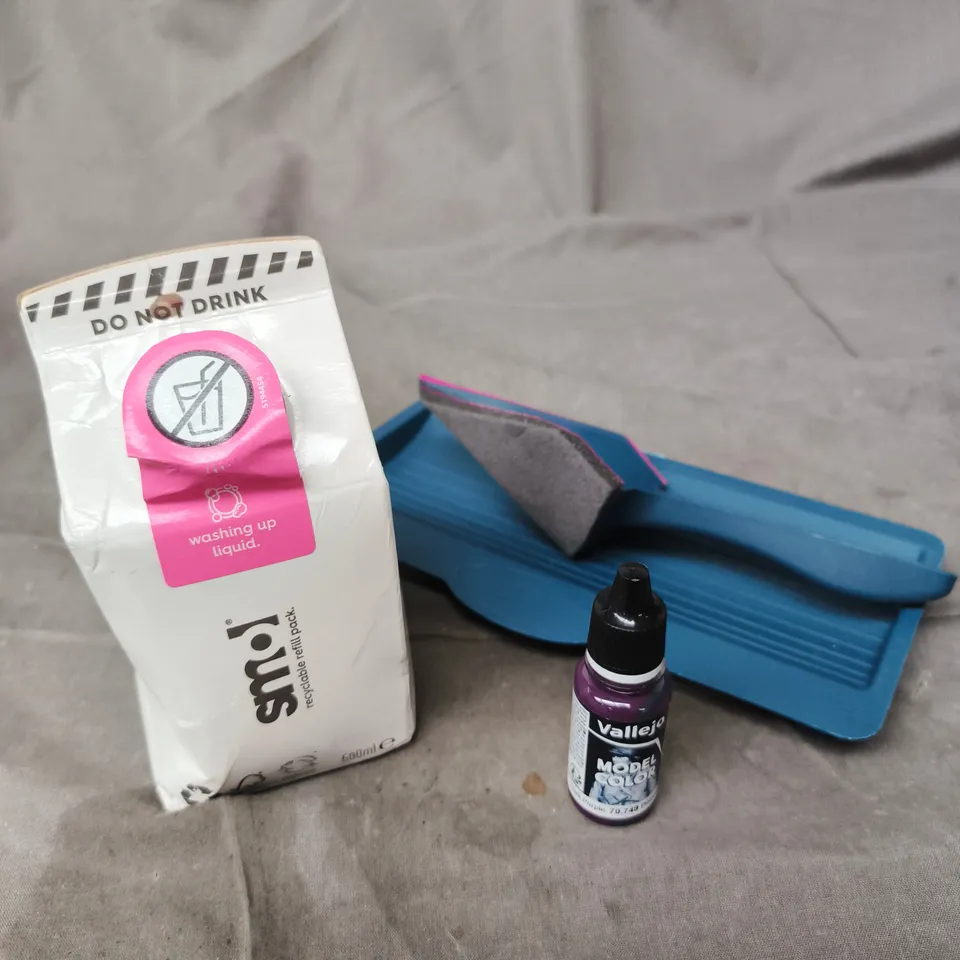 APPROXIMATELY 15 ASSORTED HOUSEHOLD PRODUCTS TO INCLUDE WASHING UP LIQUID, MODEL COLOUR, PRINTING PAPER ETC 