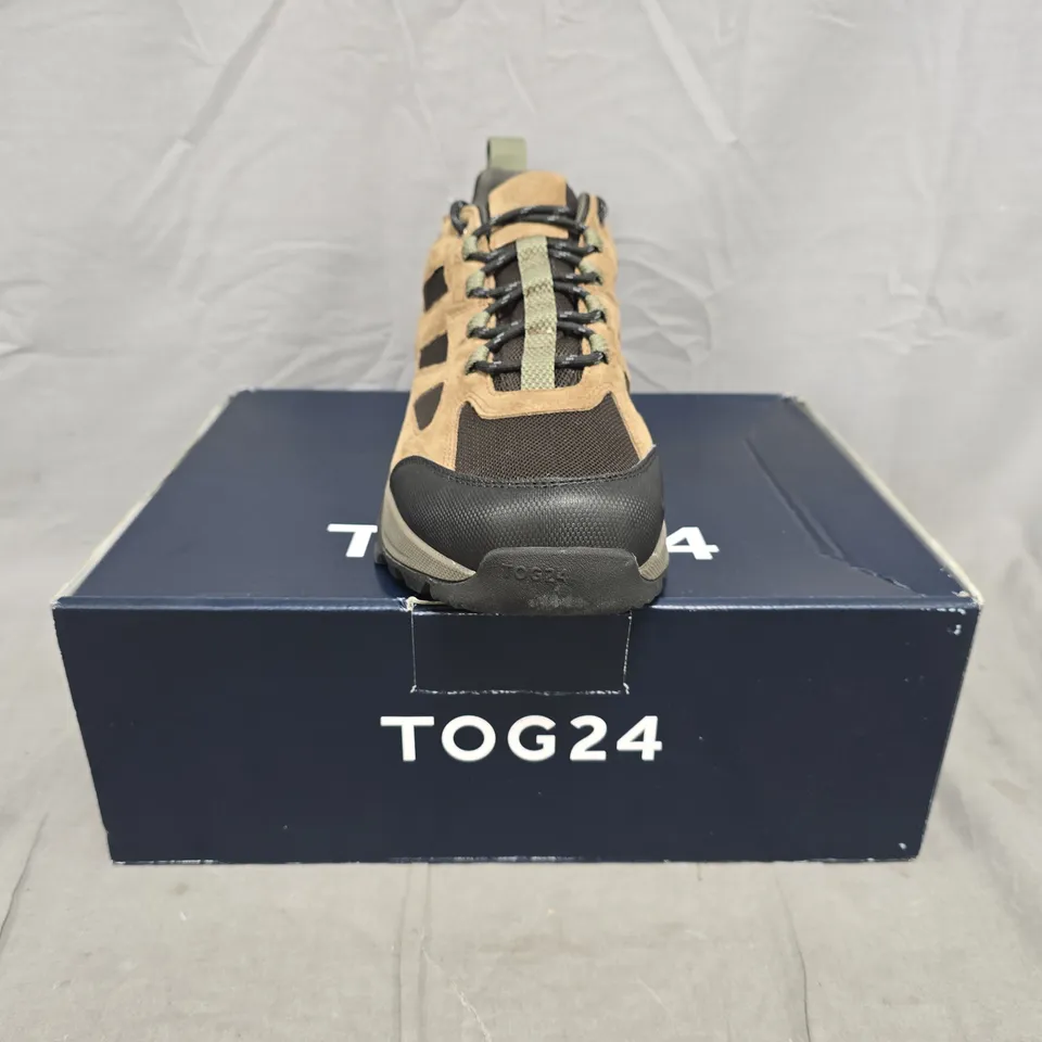 BOXED PAIR OF TOG 24 MESA WALKING LOW SHOES IN OLIVE SIZE UK 9