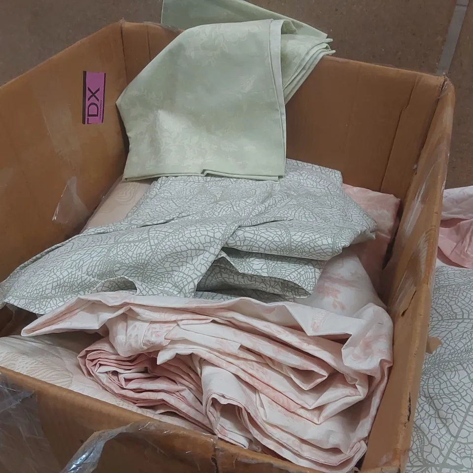 BOX CONTAINING A VERY LARGE QUANTITY OF ASSORTED BEDDING ITEMS