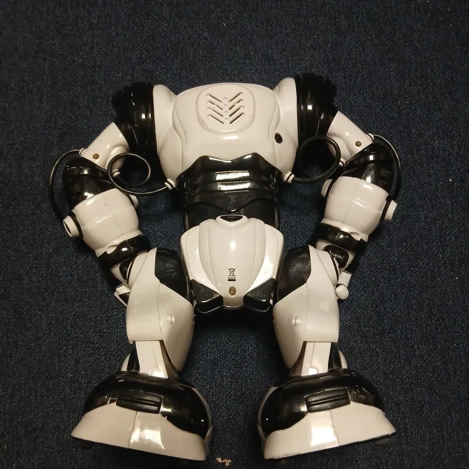 HUMANOID ROBOT TOY FIGURE – WHITE AND BLACK, ARTICULATED