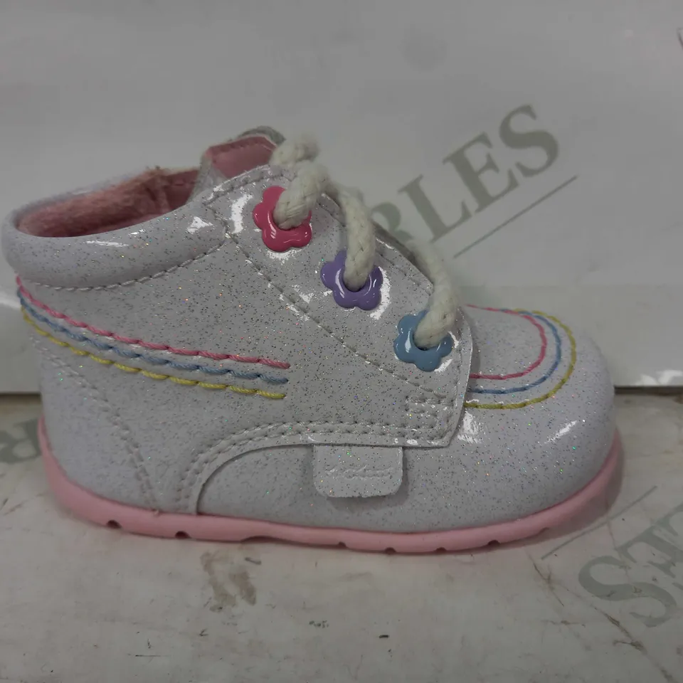 BOXED PAIR OF KICKERS BABY SHOES IN WHITE/PINK W. GLITTER EFFECT EU SIZE 17