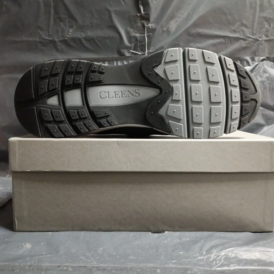 BOXED PAIR OF CLEENS PULSE RUNNER SHOES IN CARBON SIZE UK 13
