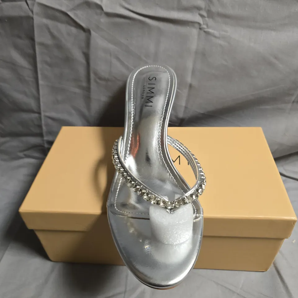 BOXED PAIR OF SIMMI SHEEN SILVER SHOES - UK SIZE 5