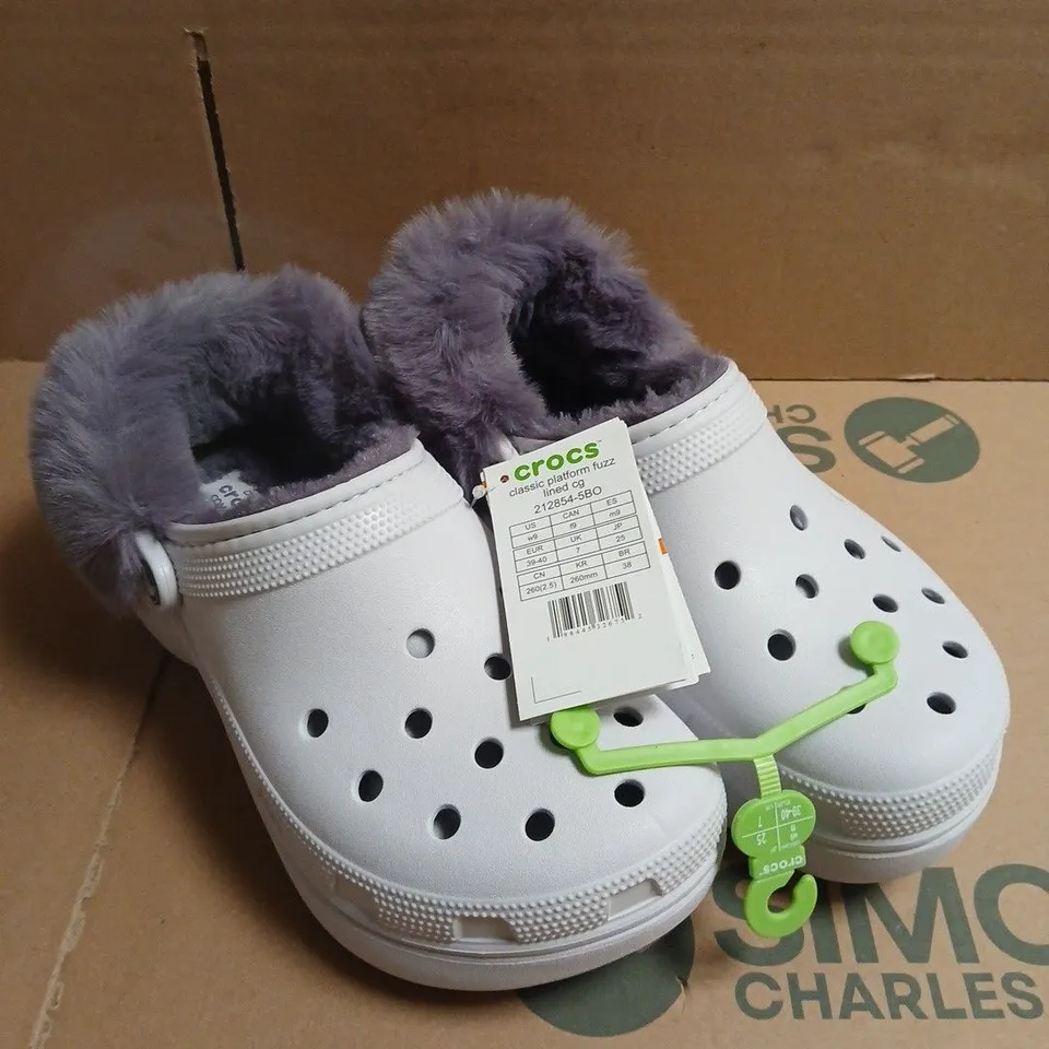 PAIR OF CROCS CLASSIC PLATFORM FUZZ-LINED CLOG – WHITE, UK 7 