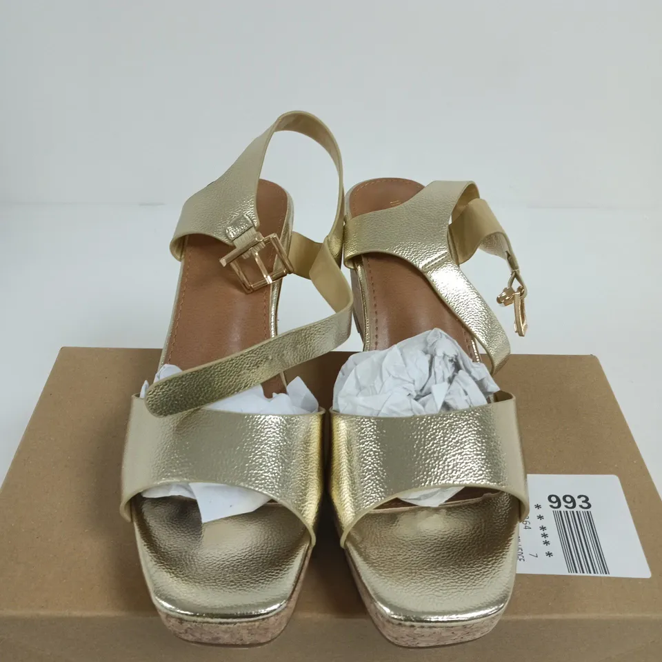 BOXED PAIR OF GOLD METALLIC WEDGE SANDALS WITH CORK PLATFORM – UK SIZE 7