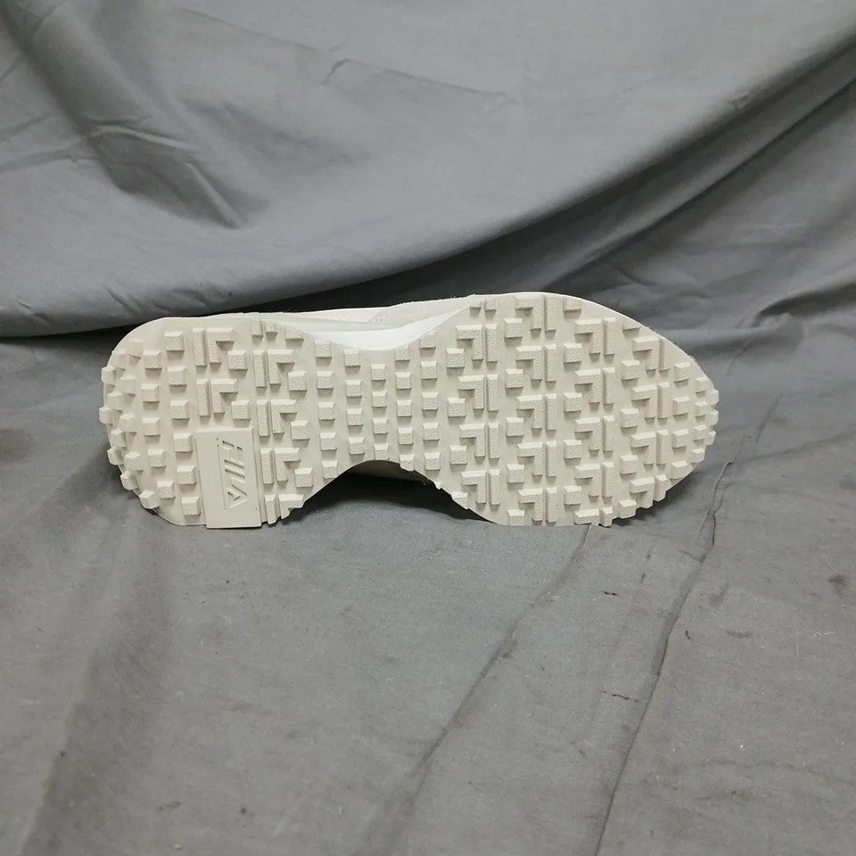 UNBOXED PAIR OF FILA CREAM RUNNER TRAINERS – SIZE 5
