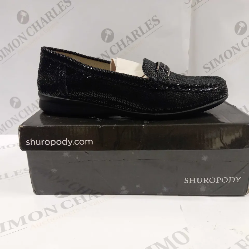 BOXED PAIR OF SHUROPODY PENN LOAFERS UK SIZE 6 