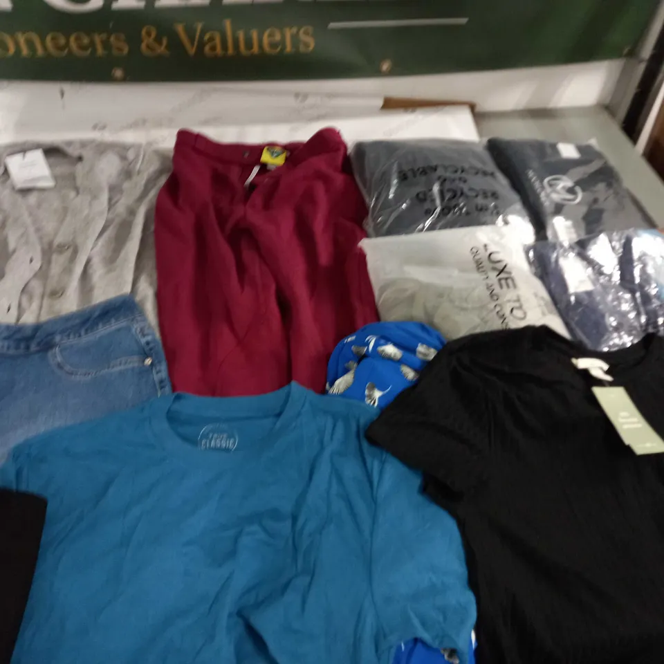LARGE QUANTITY OF ASSORTED CLOTHING ITEMS TO INCLUDE TRUE CLASSIC, PAPAYA AND H&M
