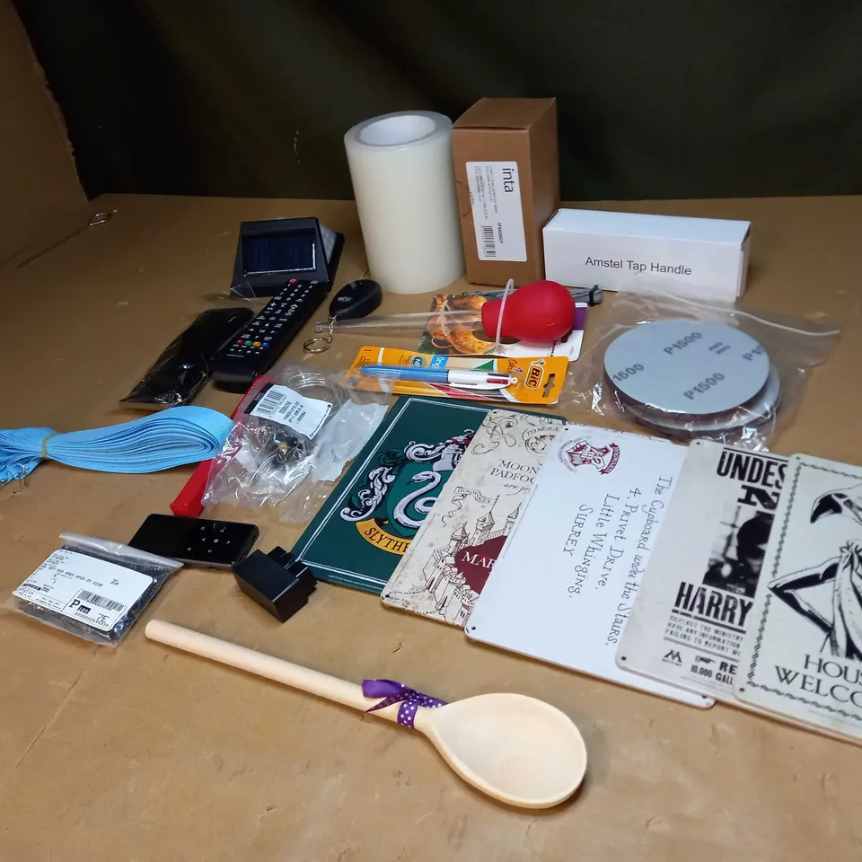 LOT OF ASSORTED ITEMS TO INCLUDE TURKEY BASTER, LED WALL LIGHTS AND REMOTE CONTROLS