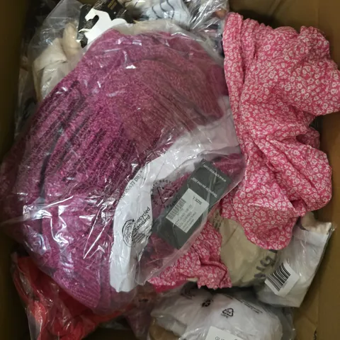 APPROXIMATELY 20 ASSORTED WOMENS CLOTHING ITEMS IN VARIOUS SIZES & STYLES