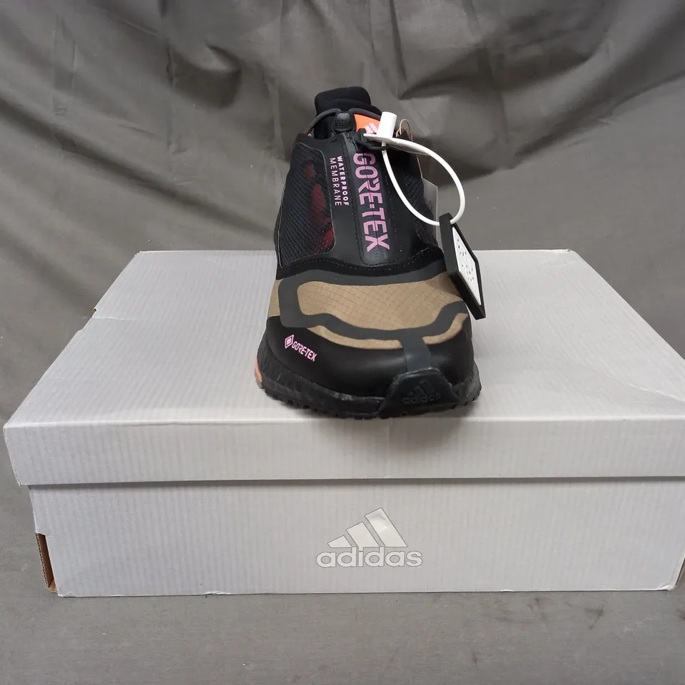 BOXED PAIR OF ADIDAS ULTRABOOST 22 GTX SHOES IN MULTICOLOUR UK SIZE 8