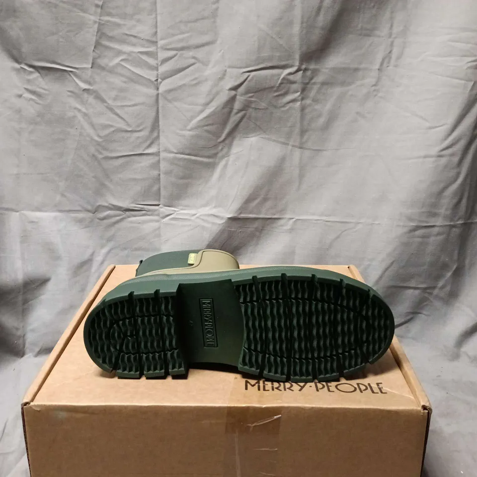 BOXED PAIR OF MERRY PEOPLE TULLY BOOT – KHAKI, UK 9 (EU 42)