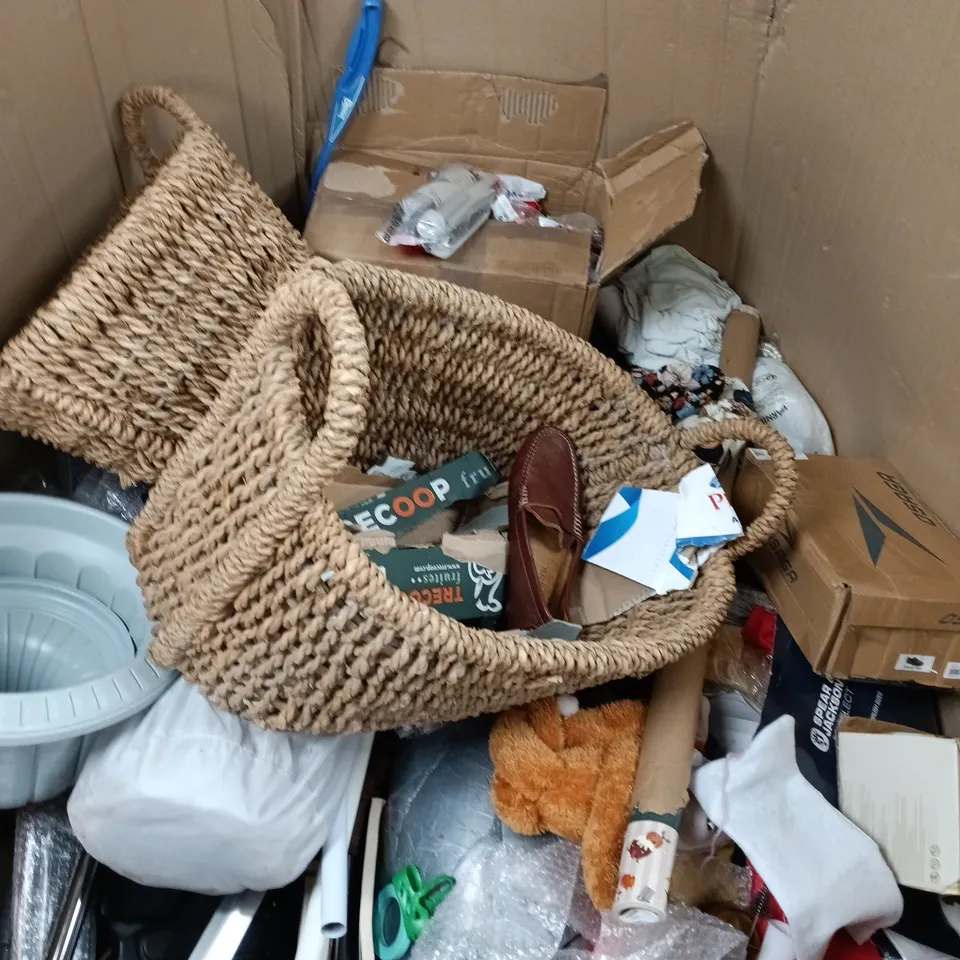 PALLET OF APPROXIMATELY 20 ASSORTED ITEMS TO INCLUDE STORAGE BASKETS, WRAPPING PAPER, BOOKS, ETC - COLLETCION ONLY