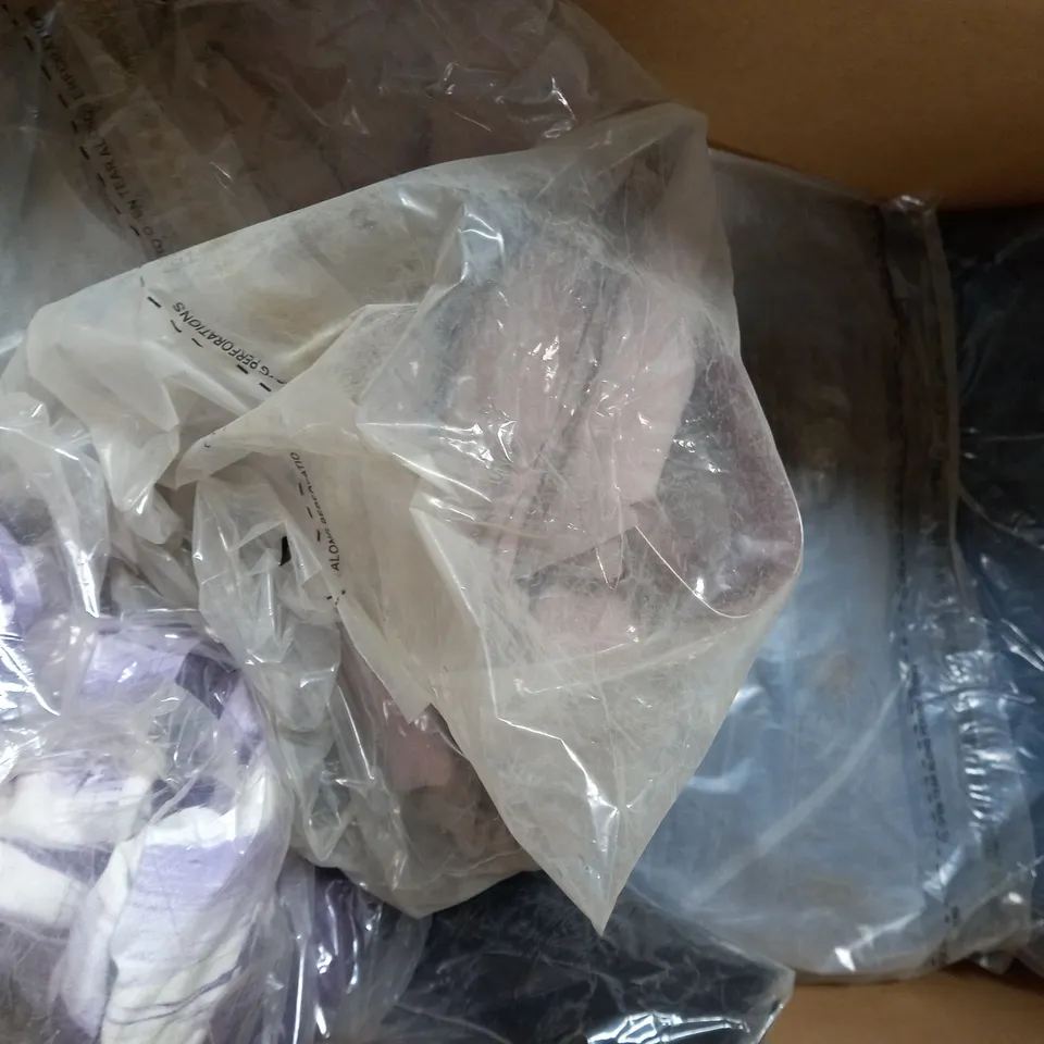 BOX OF APPROXIMATELY 15 ASSORTED CLOTHING AND FASHION ITEMS OF VARIOUS COLOURS AND STYLES TO INCLUDE MARLA WYNNE, NINA LEONARD, ETC