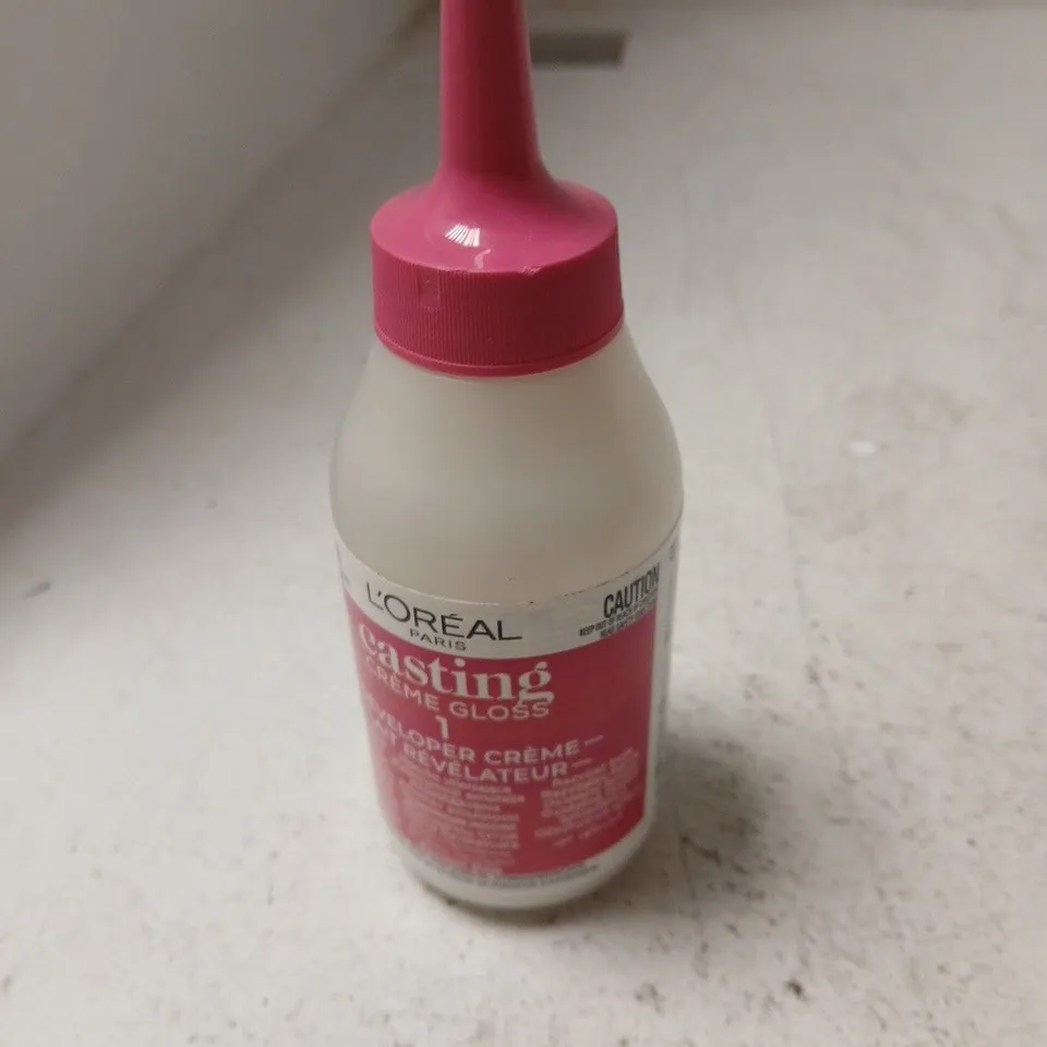 APPROXIMATELY 20 ASSORTED COSMETIC ITEMS INCLUDING L'OREAL CASTING CREME GLOSS AND CURL ACTIVATOR LOTION 