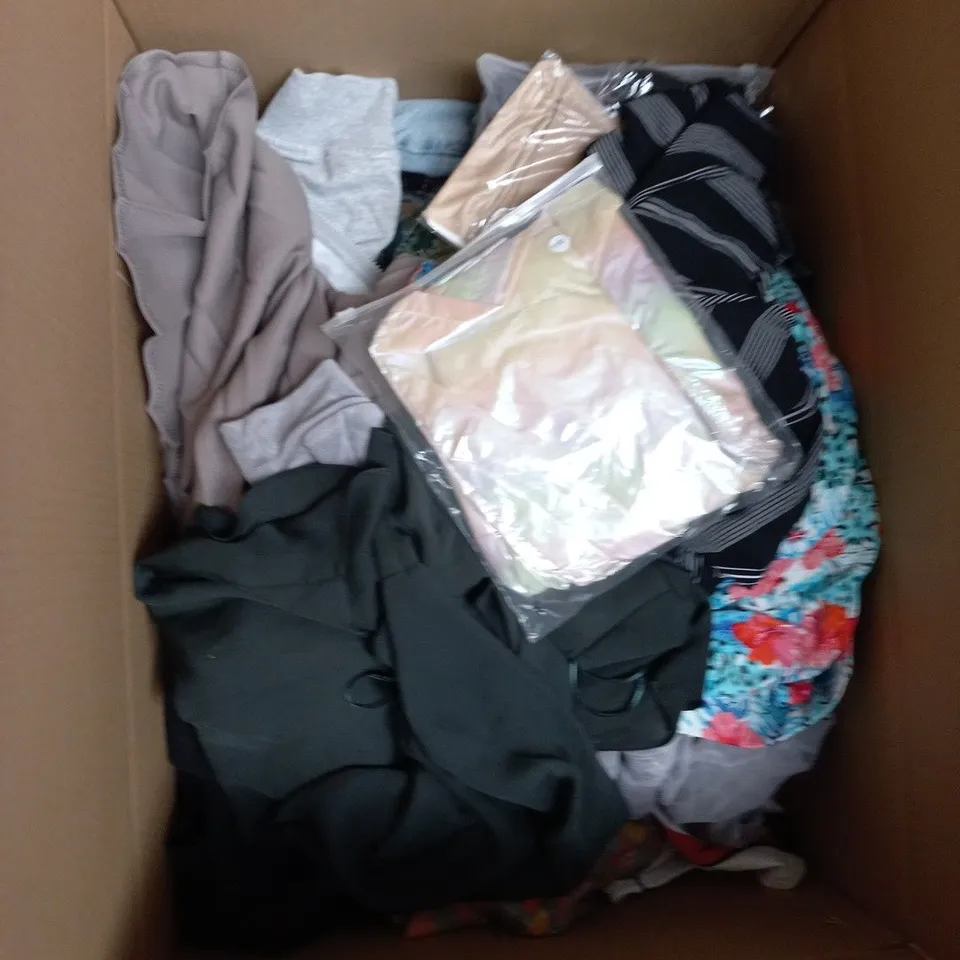 BOX OF APPROXIMATELY 20 ASSORTED CLOTHING ITEMS TO INCLUDE: MOUNTAIN WAREHOUSE KIDS JACKET