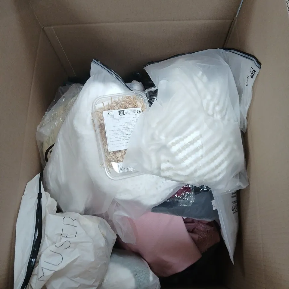 BOX OF APPROXIMATELY 15 ASSORTED ITEMS INCLUDING A TOILET BRUSH, COLORES 24 COLOURED PENCILS AND A BROOM HEAD