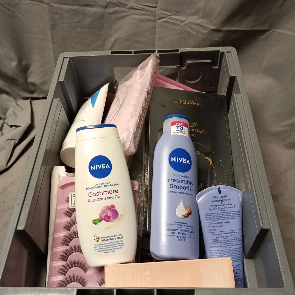 APPROXIMATELY 20 ASSORTED COSMETIC ITEMS TO INCLUDE CERA VE, NIVEA CARE SHOWER, NIVEA BODY LOTION, JOHN FRIEDA CONDITIONER, REFESY SPF 50 ETC