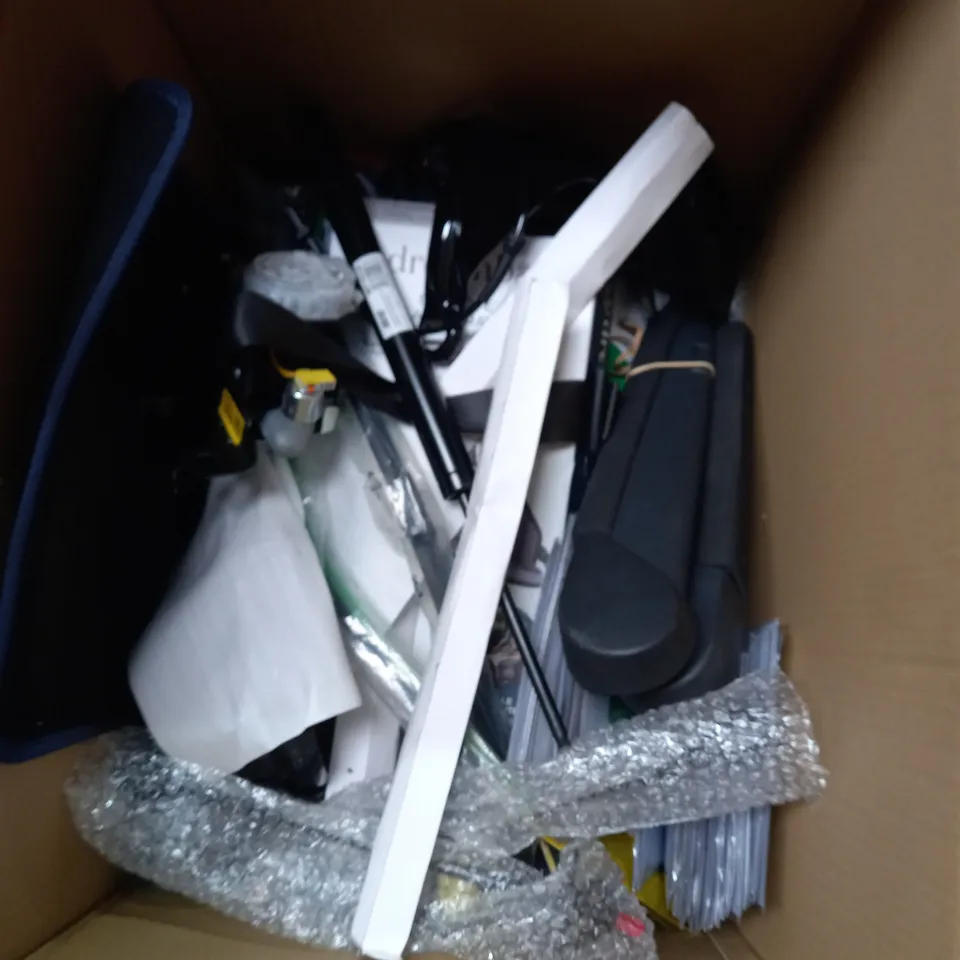 LOT OF ASSORTED CAR ITEMS TO INCLUDE SPEAKERS - GOOGLES - TIRES - COLLECTION ONLY 