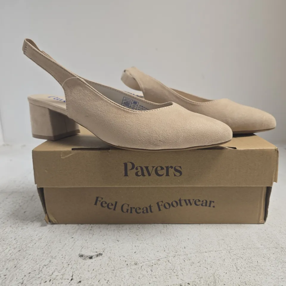 BOXED PAIR OF PAVERS BLOCK HEEL SLINGBACK SANDALS IN BEIGE SIZE 8 (EU 41)