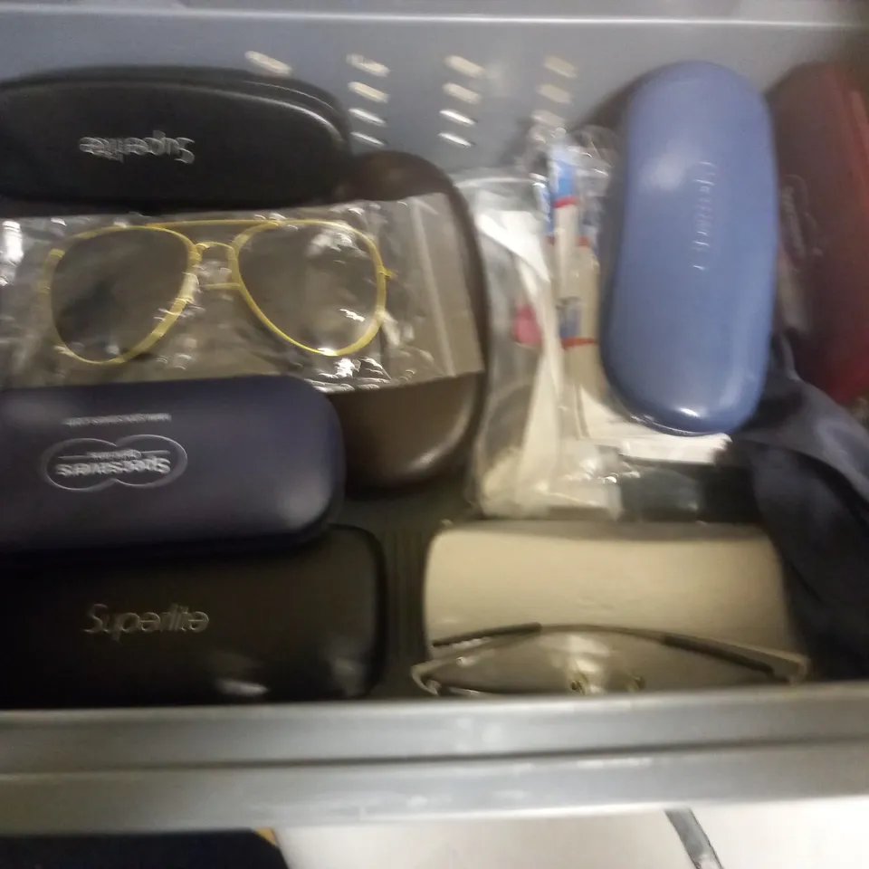 LOT OF ASSORTED GLASSES TO INCLUDE SPEEDO, SPECSAVERS AND ULTRALIGHT