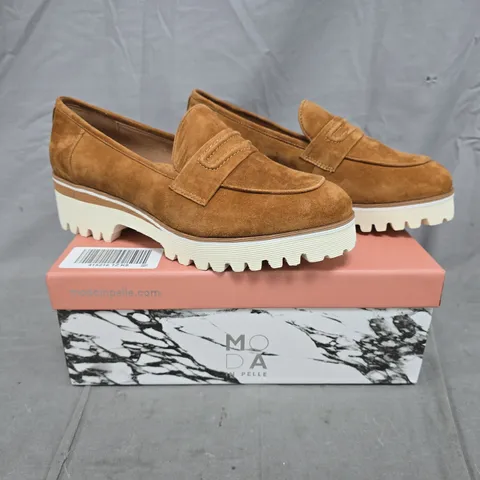 BOXED PAIR OF MODA IN PELLE EBONEE CLEATED WEDGE LOAFERS IN TAN SIZE 8