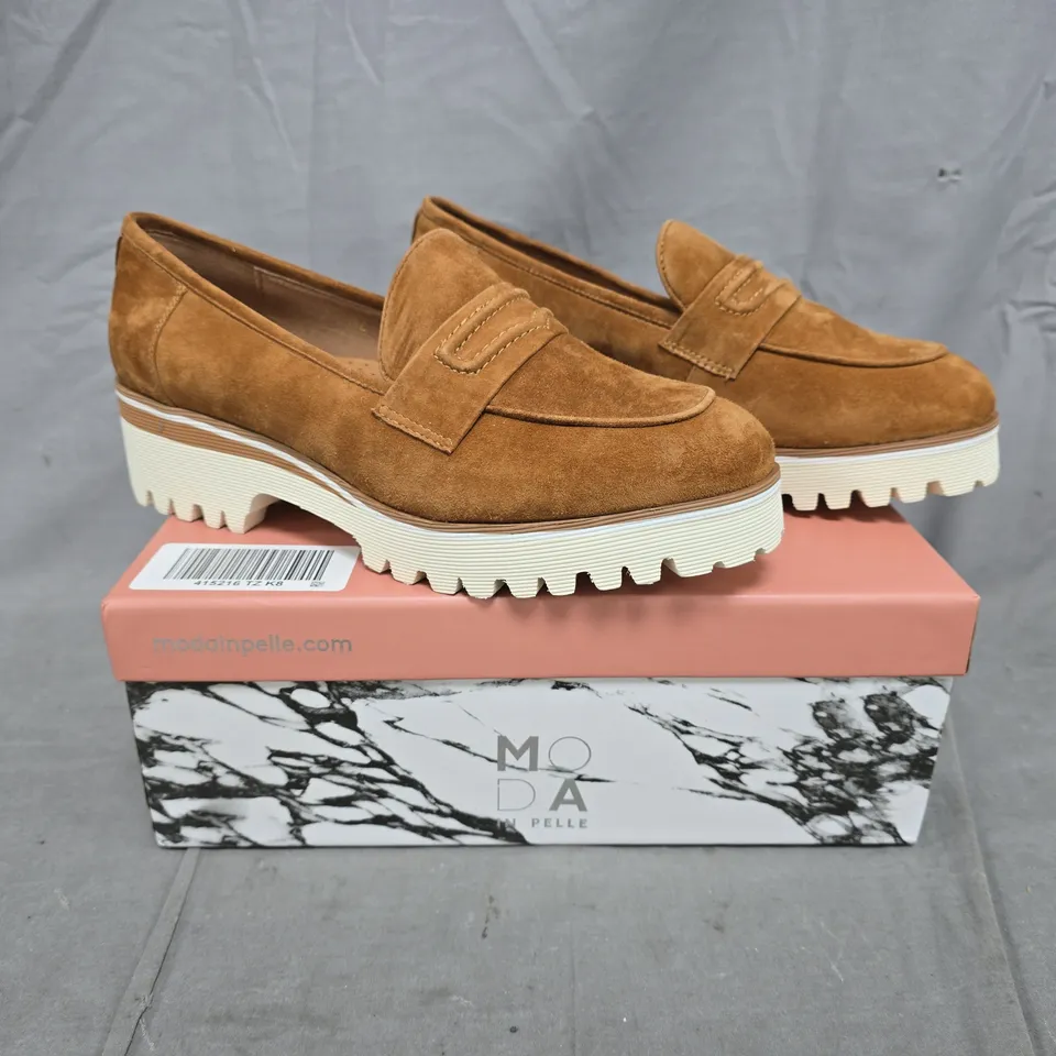 BOXED PAIR OF MODA IN PELLE EBONEE CLEATED WEDGE LOAFERS IN TAN SIZE 8