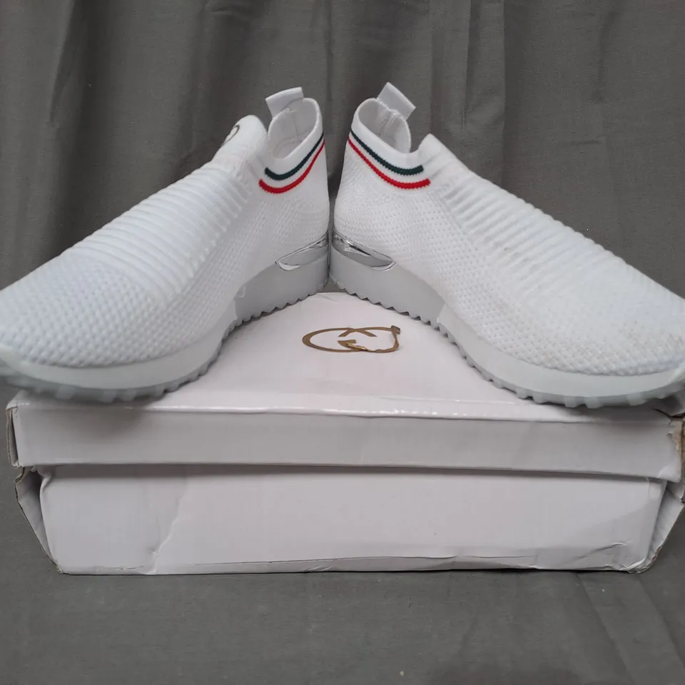 BOXED PAIR OF GUCCI SHOES IN WHITE EU SIZE 36