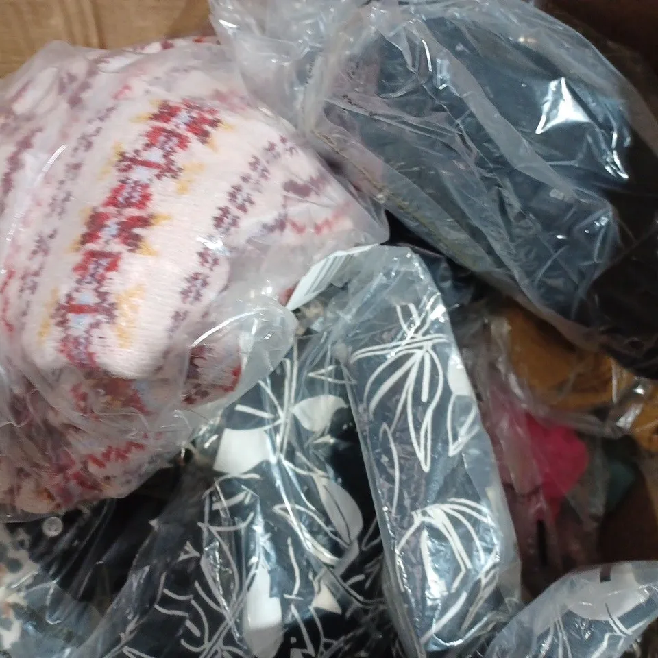 BOX OF APPROXIMATELY 15 ASSORTED CLOTHING ITEMS IN VARIOUS STYLES AND SIZES TO INCLUDE MONSOON, WYNNE LAYERS, ETC