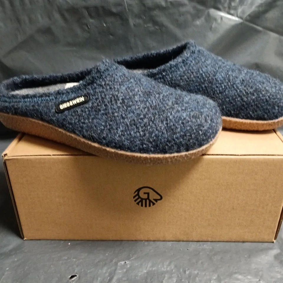 BOXED PAIR OF GIESSWEIN VEITSCH SLIPPERS IN OCEAN SIZE UK 4