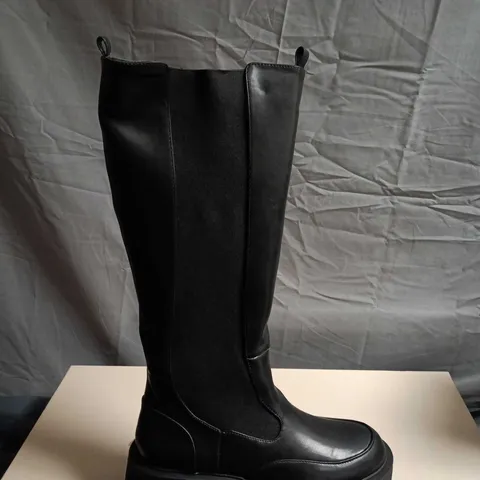 BOXED PAIR OF PUBLIC DESIRE BLACK KNEE-HIGH PULL-ON BOOTS- UK SIZE 5