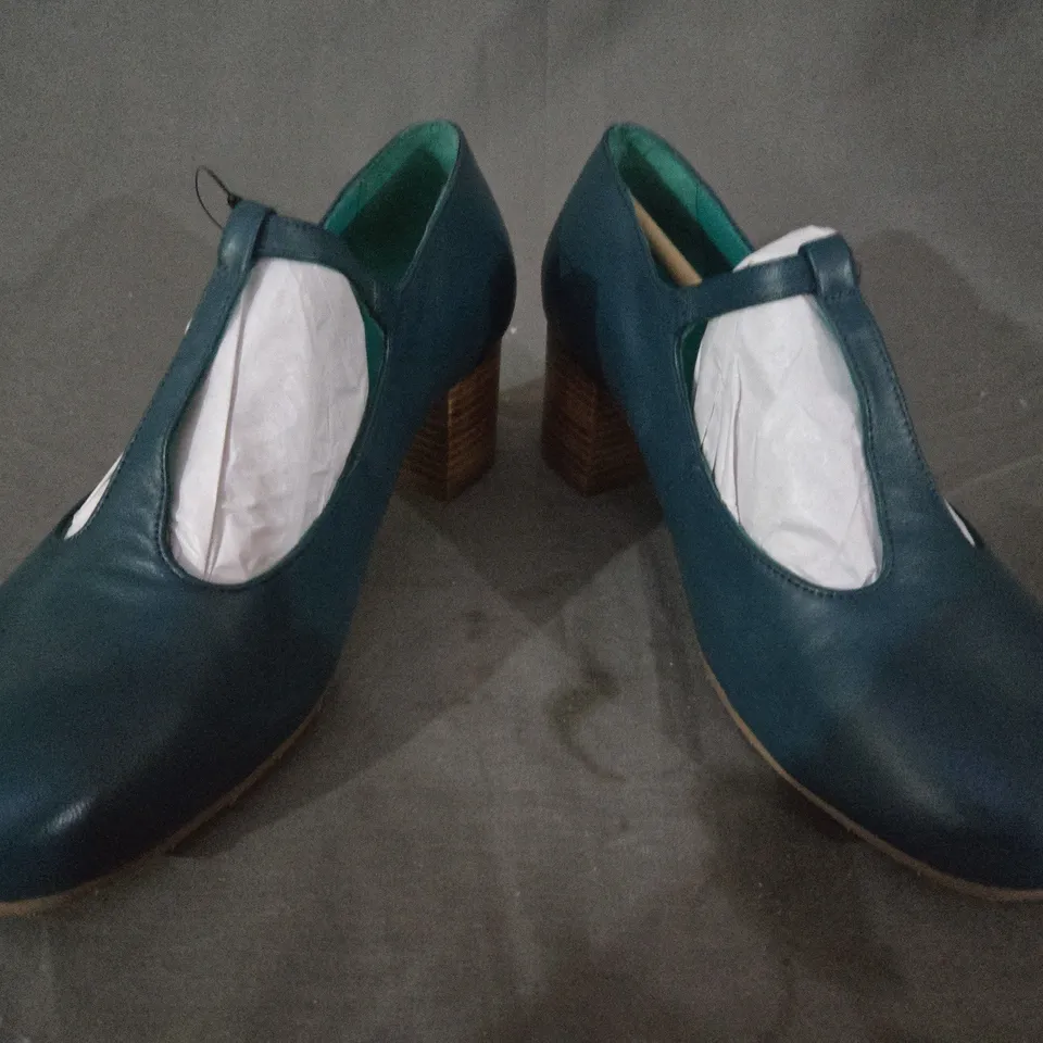 BOXED PAIR OF JOANIE BLOCK HEEL SHOES IN TEAL UK SIZE 8