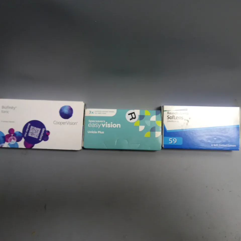 APPROXIMATELY 60 ASSORTED CONTACT LENS PRODUCTS TO INCLUDE COOPER VISION BIOFINITY TORIC 3PCS, SPECSAVERS EASY VISION UVICIA PLUS 3PCS, BAUSCH & LOMB SOFTLENS 6PCS