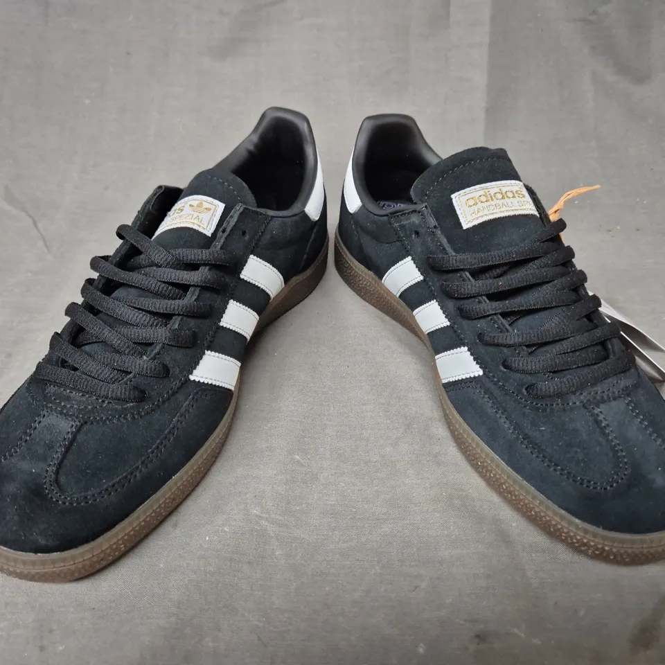 BOXED PAIR OF ADIDAS HANDBALL SPEZIAL SHOES IN BLACK/WHITE UK SIZE 8