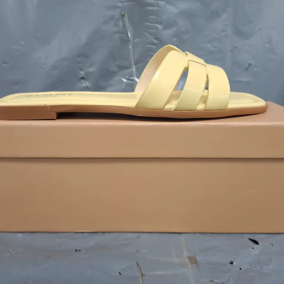 BOXED PAIR OF SIMMI LONDON OPEN TOE SANDALS IN BANANA YELLOW SIZE 5