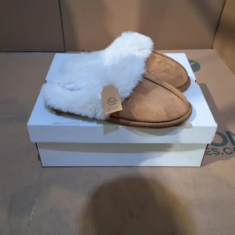 BOXED PAIR OF JO & JOE FAUX FUR SLIPPERS IN BROWN/WHITE - SIZE 6
