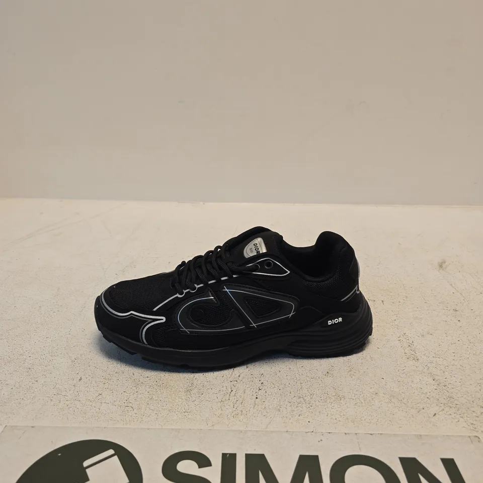 DIOR BLACK RUNNER SNEAKER – WOMEN'S, WHITE PIPING