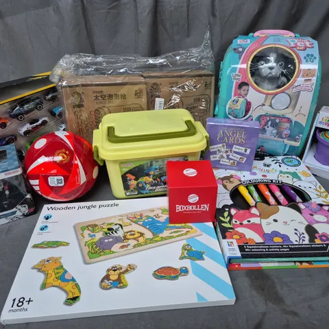 APPROXIMATELY 12 ASSORTED TOYS TO INCLUDE MANCHESTER UNITED FOOTBALL SIZE 1, THE ORIGINAL ANGEL CARDS, ZURU METAL MACHINES, THE PET SET LITTLE BAG, KALEIDOSCOPE ORIGINAL SQUISHMALLOWS COLOURING KIT