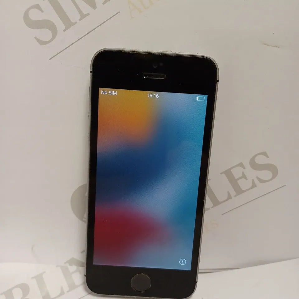 APPLE IPHONE SE (1ST GENERATION) - SILVER 