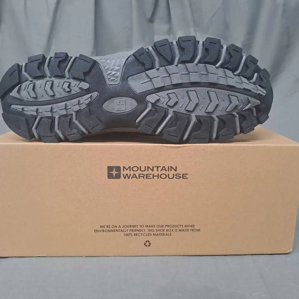 BOXED PAIR OF MOUNTAIN WAREHOUSE MCLEOD WIDE FIT OUTDOOR WALKING SHOES IN BLACK UK SIZE 9