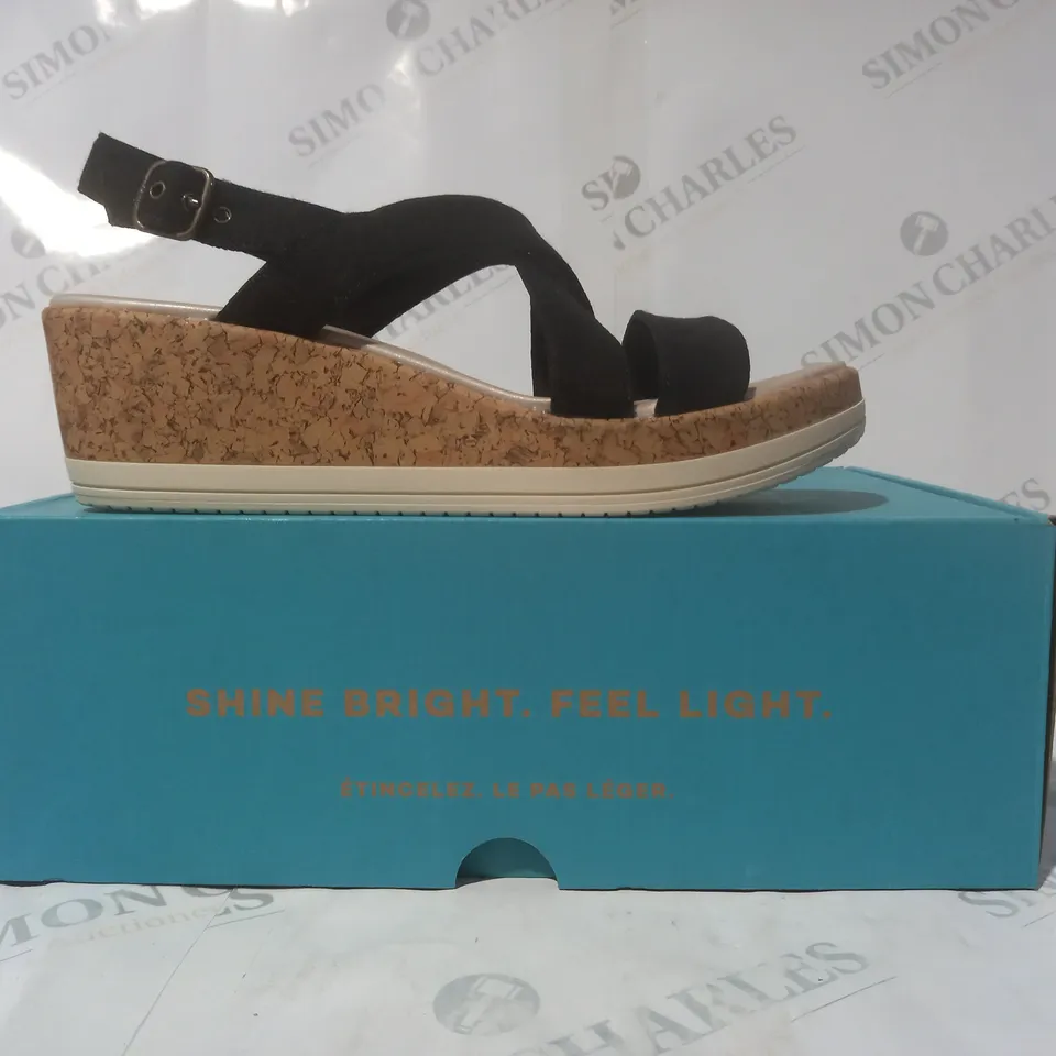 BOXED PAIR OF BZEES OPEN TOE WEDGE SANDALS IN BLACK SIZE 7