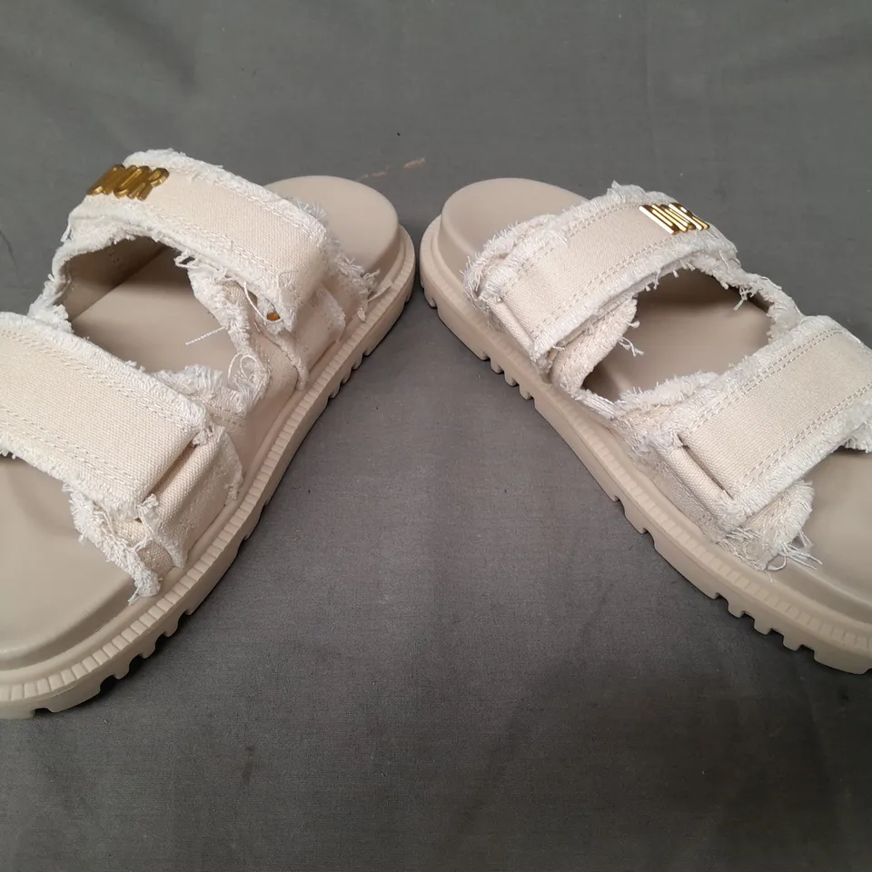 PAIR OF DIOR OPEN TOE SANDALS IN BEIGE EU SIZE 39