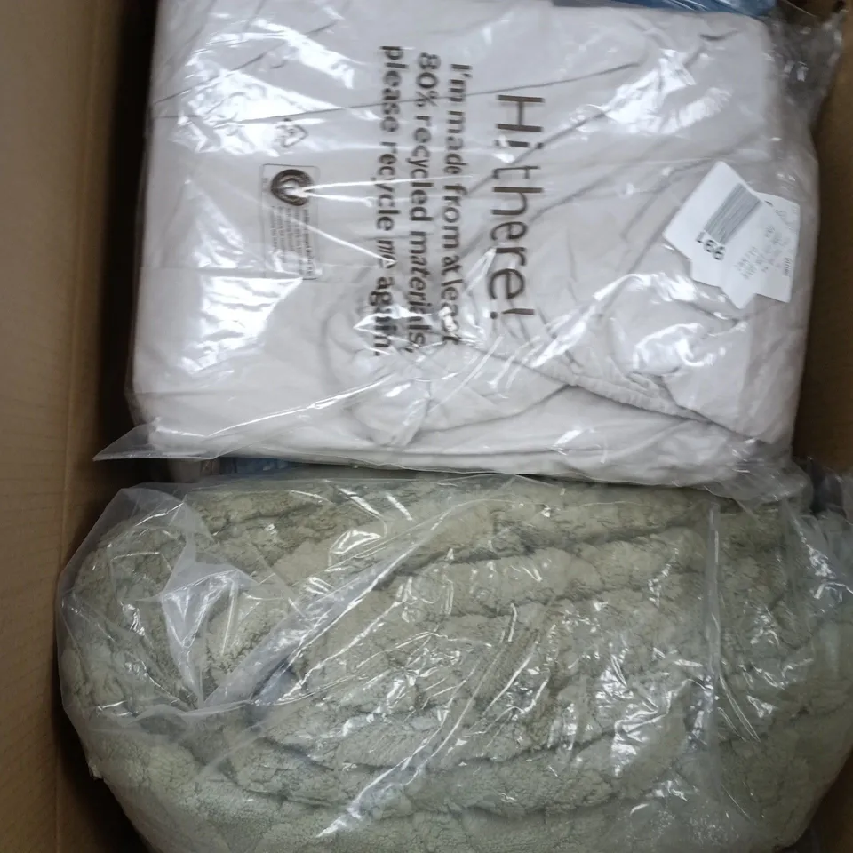 BOX OF APPROX 10 ASSORTED BEDDING AND BED SHEETS