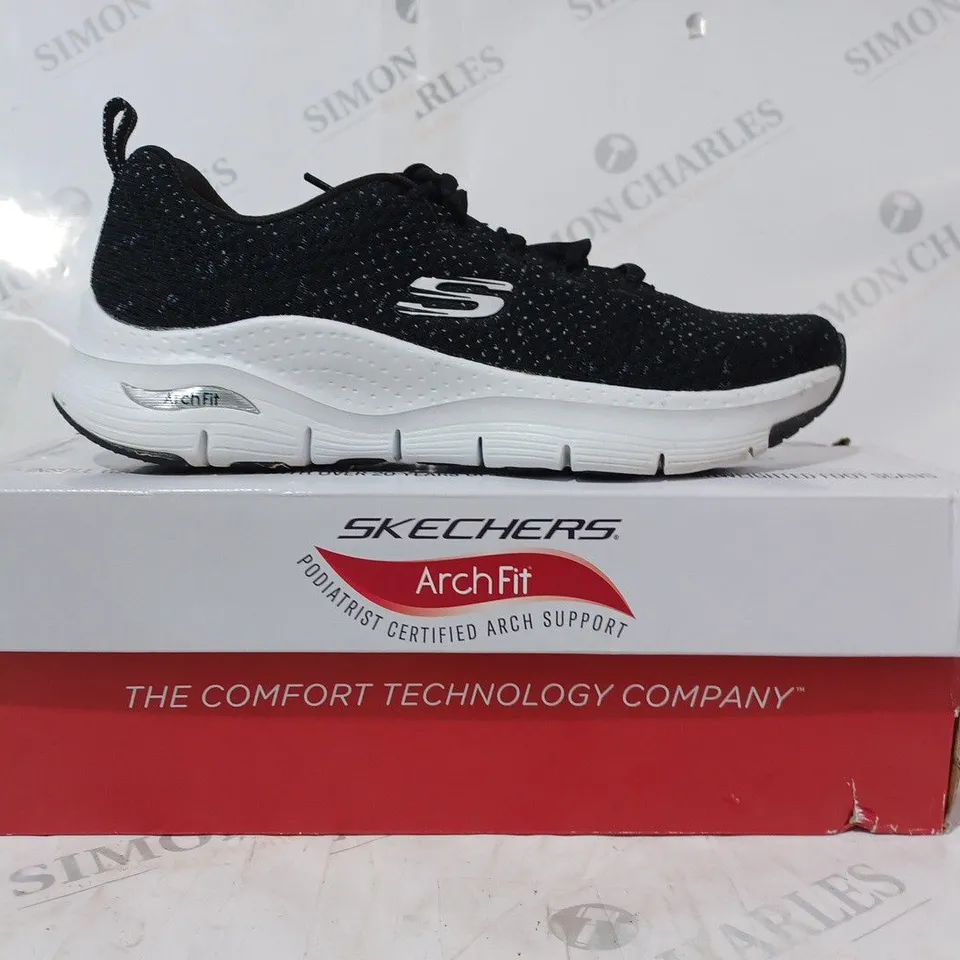 BOXED SKECHERS TRAINERS IN BLACK/WHITE SIZE 4.5